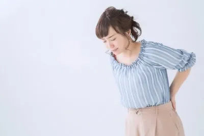 ぎっくり腰で安静にする女性
