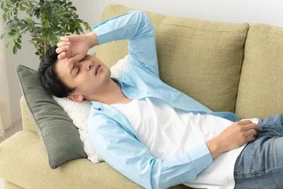 群発頭痛で悩む男性