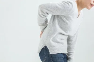 腰痛に悩む女性