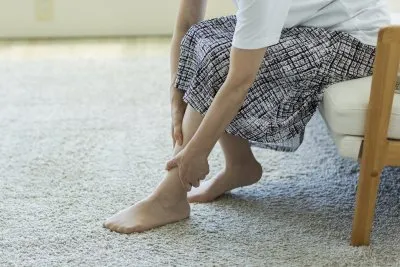 足のしびれてしまう女性