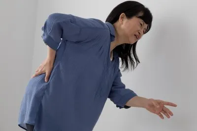 腰痛で足のしびれがある女性