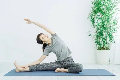 ストレッチをする女性