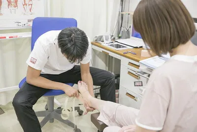 町屋中央整骨院でで施術する様子