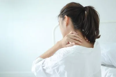ストレートネックで姿勢を意識する女性