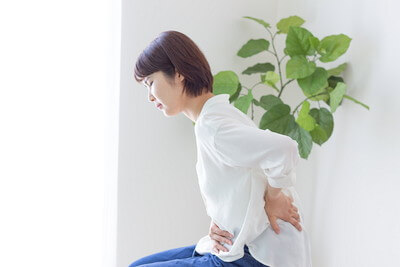 腰痛を覚えた女性